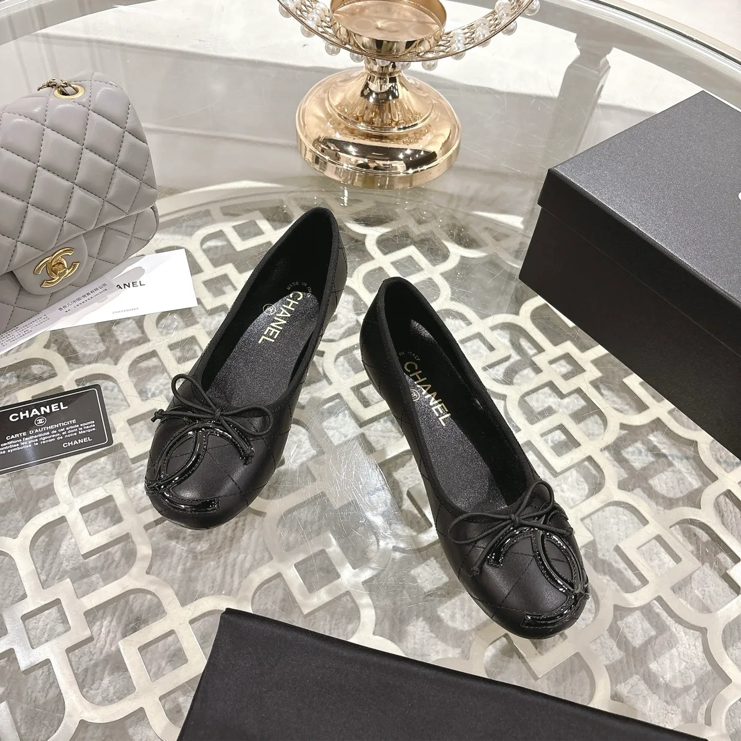 👟👟Ex-factory price 540👟👟 [Purchase-level quality] CHANEL Xiaoxiang 25/A new summer bow-tie shoes 💃 This pair of "dancing shoes" is really breathtakingly beautiful! Made of cowhide fabric + exquisite electric embroidery, every detail exudes a sense of high-end ~ classic bow design, Italian genuine leather sole, comfortable and elegant on the feet, a perfect must-have for fairies!  🌟 All counters are from the same source! All materials are customized according to the original 1:1, and are developed and patterned from genuine products. The quality is absolutely assured ~ a classic that must be bought every year, a versatile artifact that looks great whether paired with skirts or jeans!  💖 The perfect finishing touch for summer outfits, sisters, just do it! 👉 Fabric: Imported sheepskin Lining: Imported sheepskin Outsole: Private molded outsole Size: 35-40 Leather surface
